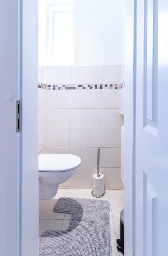 Appartement Comfortable, Specious With Inner Garden- Marzstrasse